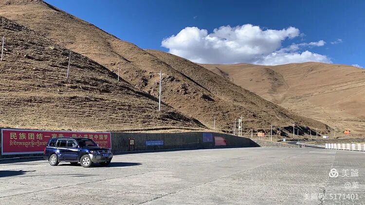 我们的三菱帕杰罗闪亮登场 图示羊湖北边最美停车点