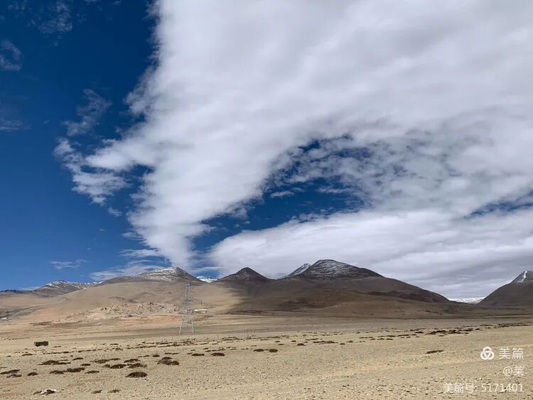 巨大的手指云衬托下，山峰已显的弱小 万物都有相对性