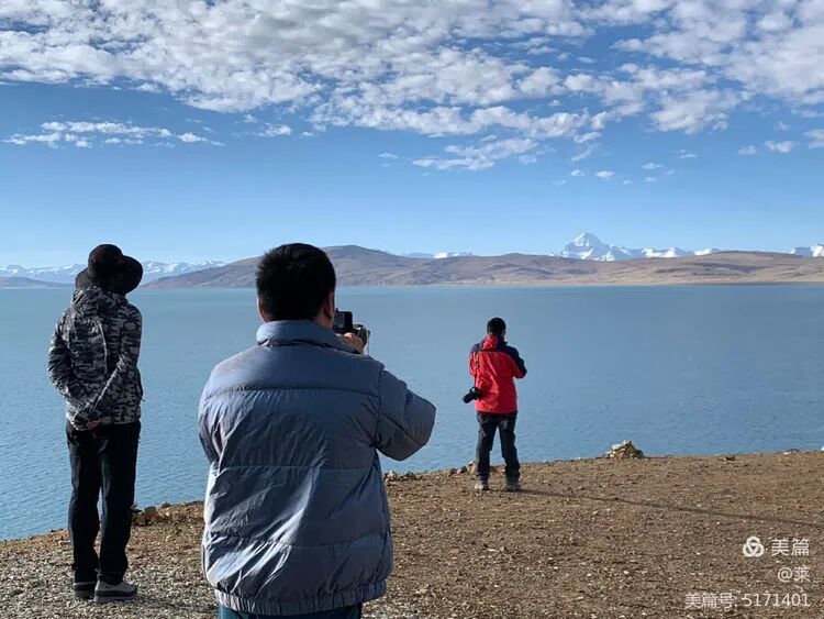 三大金刚隔着圣湖虔诚的觐见神山