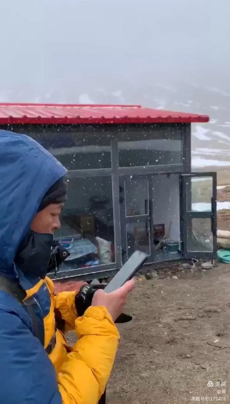 下雪了❄️，风很大，雪是横着飘的，走起来有点艰难，这个时候雨衣派上了用场。