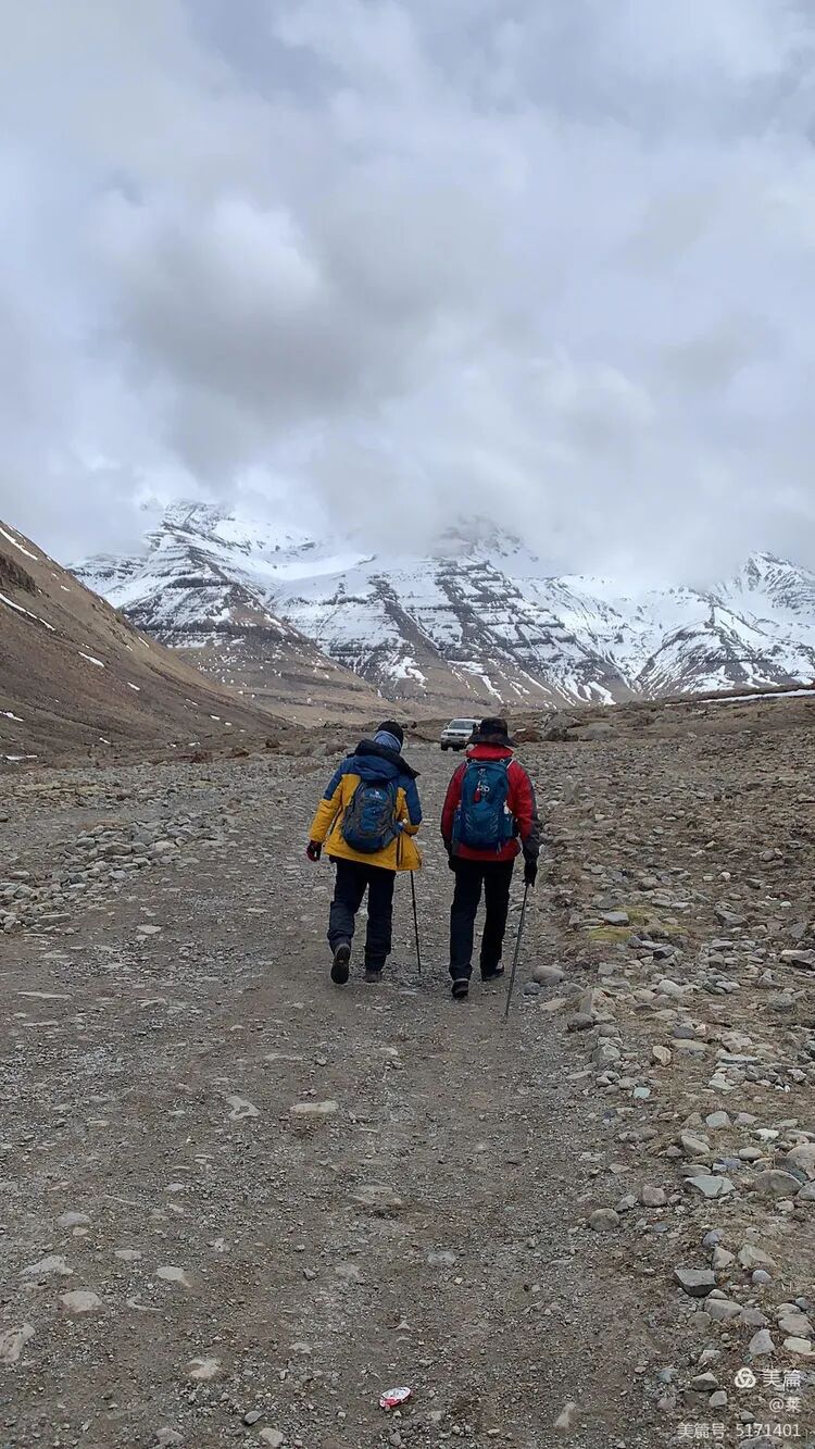 下山，路上积雪消融 感觉是不是很好走