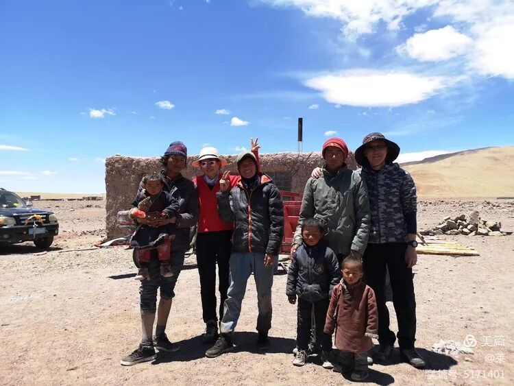 老贡大公无私，画面外为我们留影🌸 每个人都抵挡不住高原的干旱、烈日，西藏大美的背后是生活和居住条件的恶劣。。。