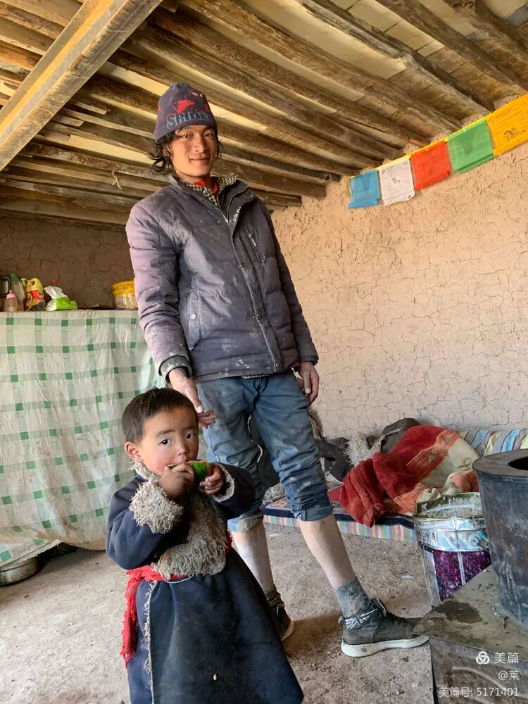 纯真可爱的24岁扎西南杰和他的大儿子